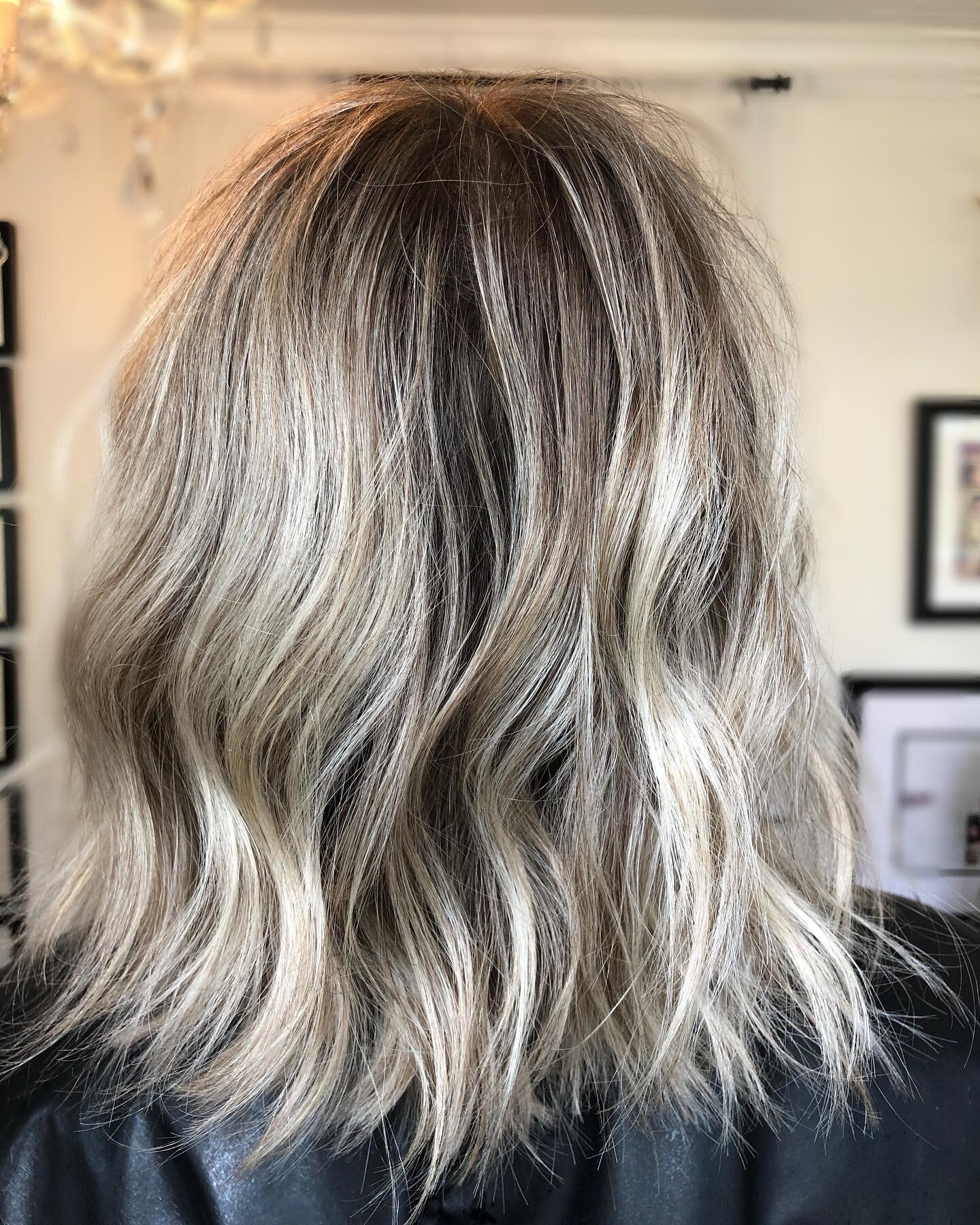 Dimensional Blonde👌🏻✨

#thebellahairco #dimensionalblonde #babylights #rootsmudge #blondehair #blondorwella #redkenshadeseq #lowmaintenancehair #lobhaircut #lob #ncsalon #winstonsalemsalon