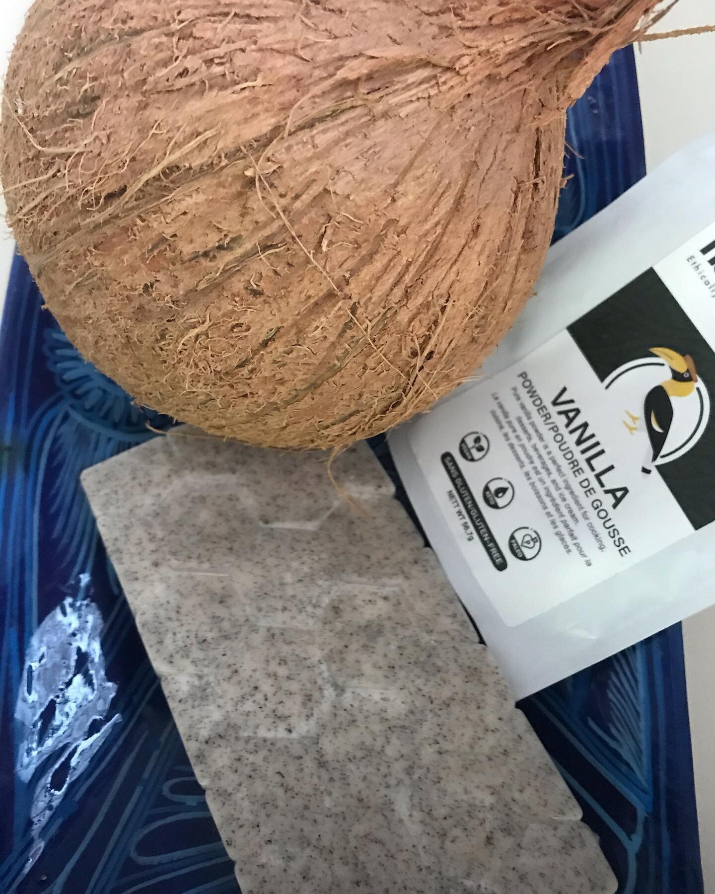 ❥Summer fun... soothing and naturally sweet coconut with a cookies 'n' cream inspired speckling of beautiful milled pod vanilla from Madagascar. Keeping it pure- no sugar, no dried fruits... just coconut and vanilla chillin' like a couple of villians