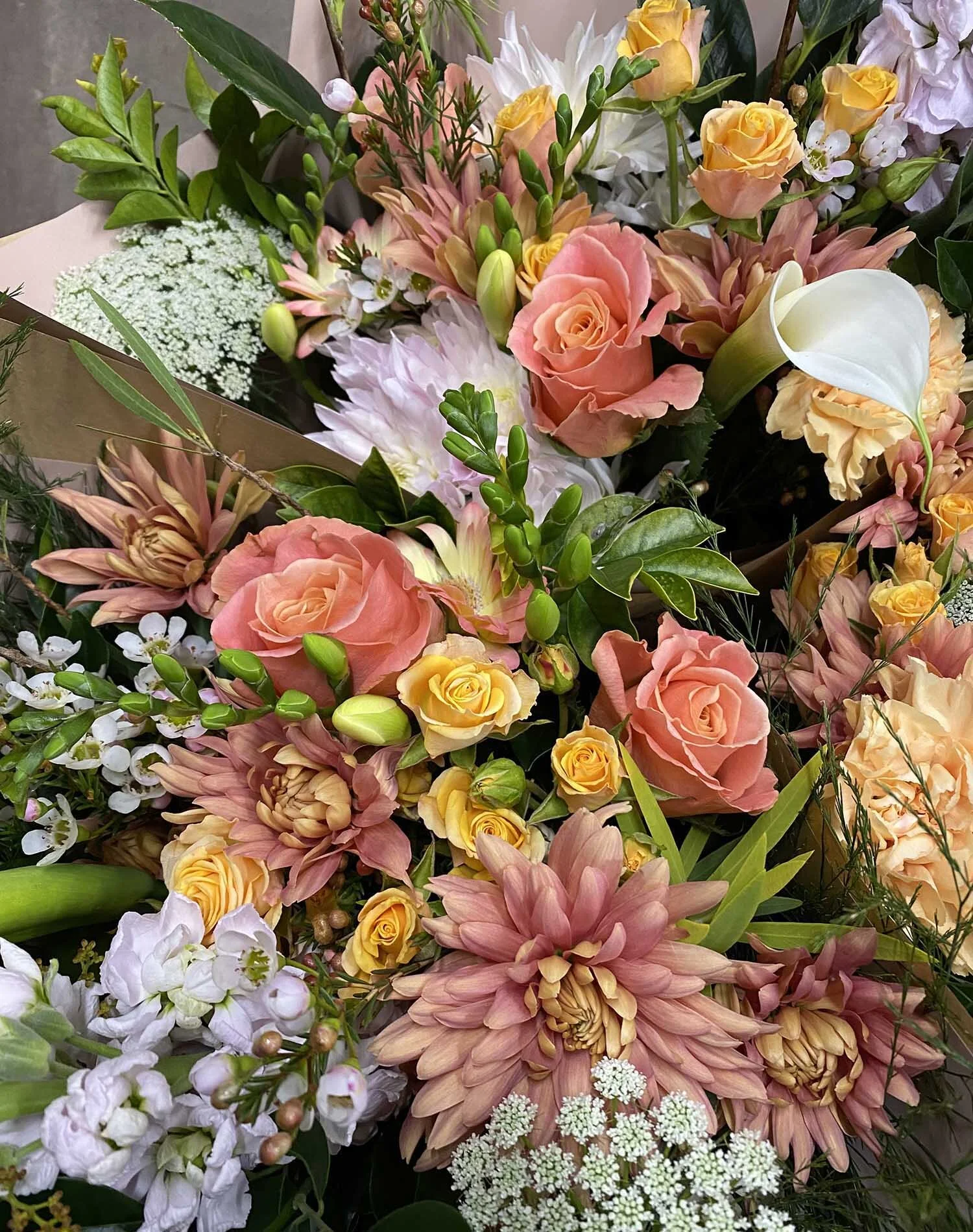 dusty-pink-apricot-floral-bouquet.jpg