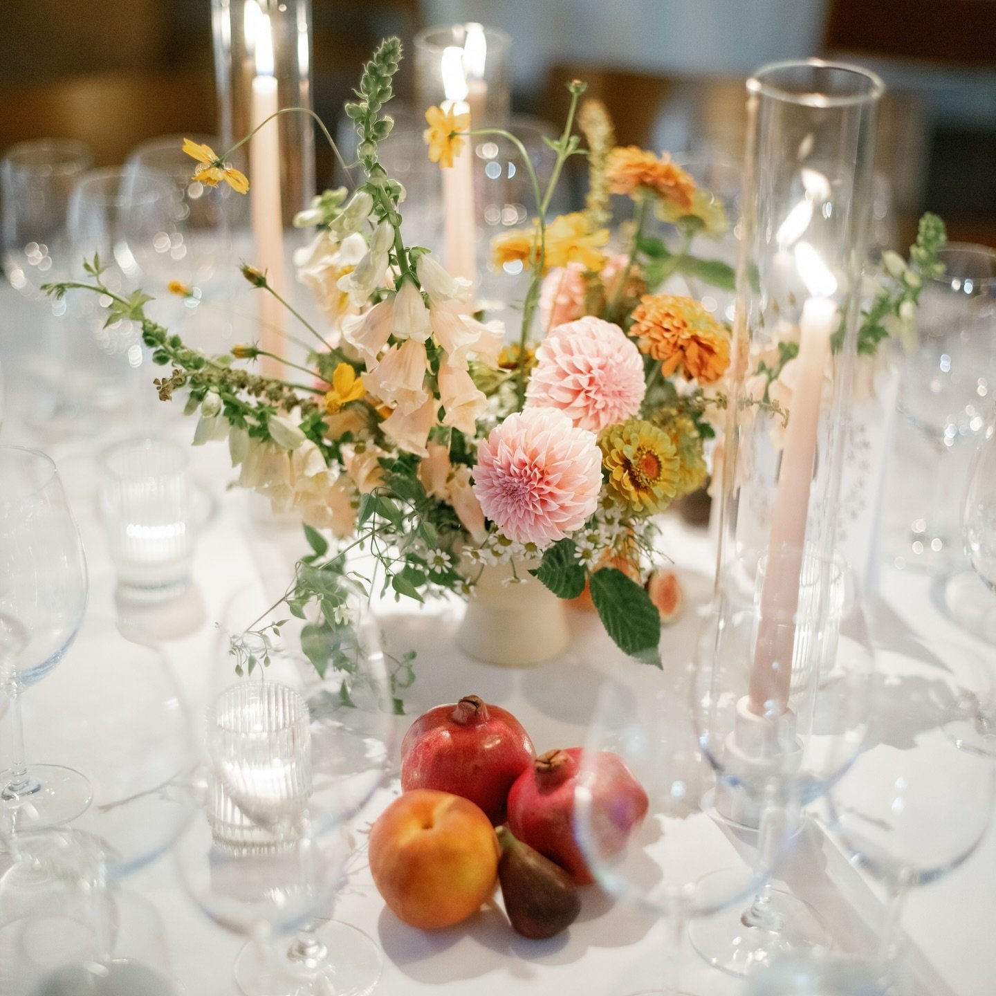 Thinking about peaches and cream Dahlias at Blue Hill. Like no other 💛

Photography: @elenawolfe 
Planner: @pinkbowtienyc