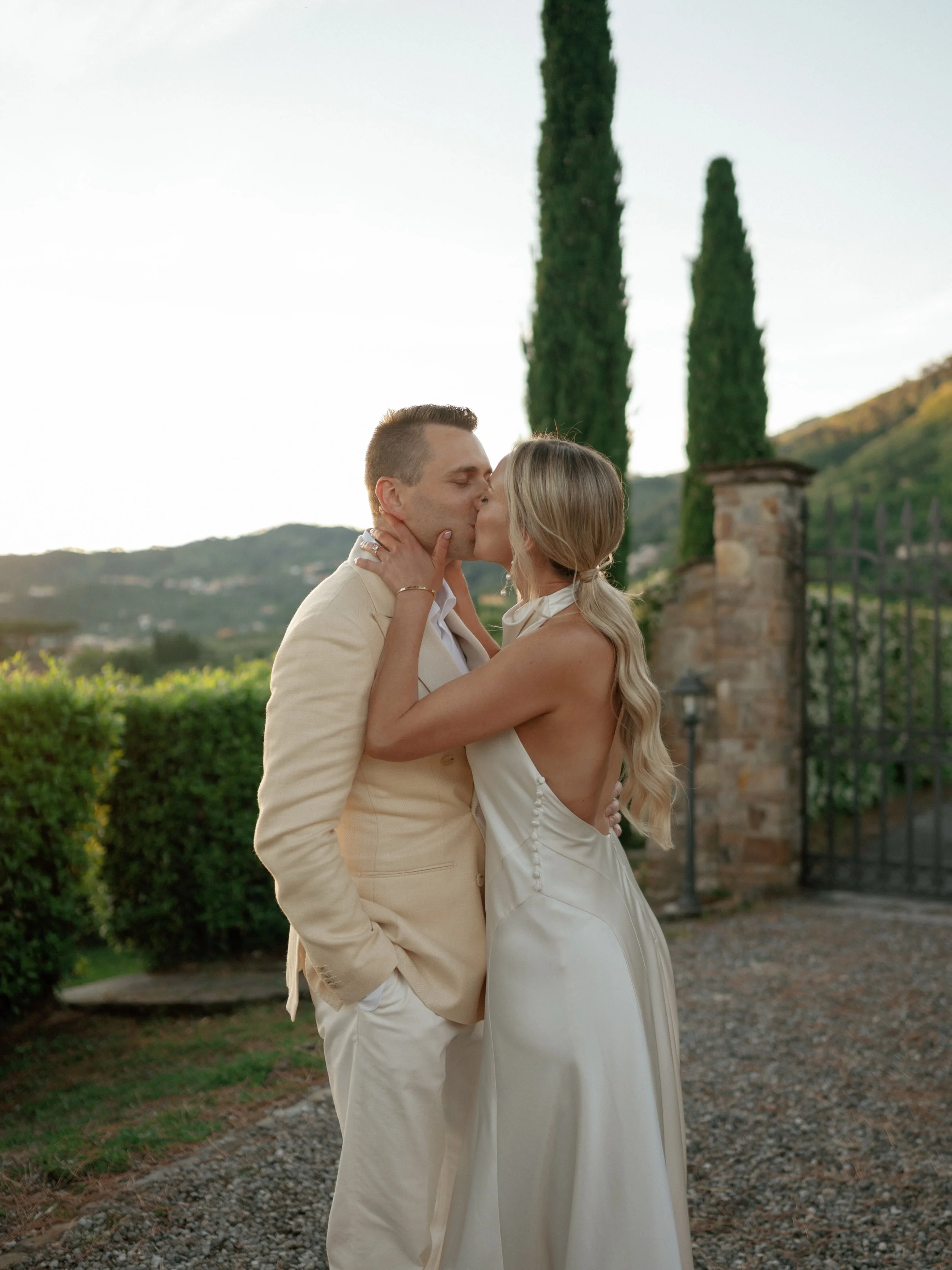 night one in the Tuscan hills at Casale de Pasquinelli for Nicole + Brennan!

venue @casaledepasquinelli 
bar @quisibeve 
decor florals &amp; catering @weddingeco.catering.flower 
pizza &amp; gelato cart @brindapino 
entertainment Florence Jazz Band
