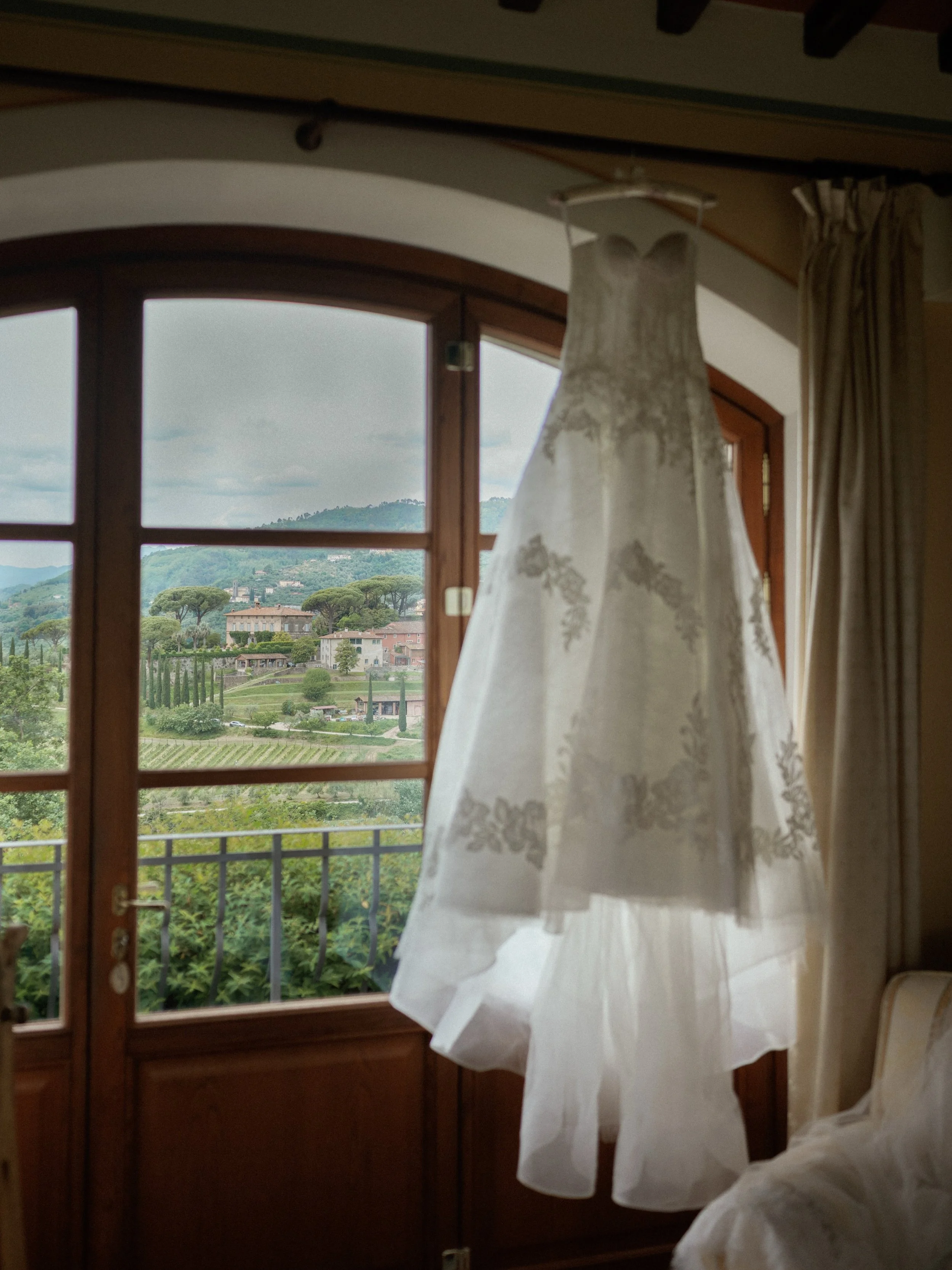 details from nicole + brennan&rsquo;s perfect italian wedding day

photographer @chandleraustinphotography 
venue @casaledepasquinelli 
dress @watters 
veil @etsy
shoes @badgleymischka 
jewelry @cartier 
engagement ring @i.friedman 
wedding band @rin