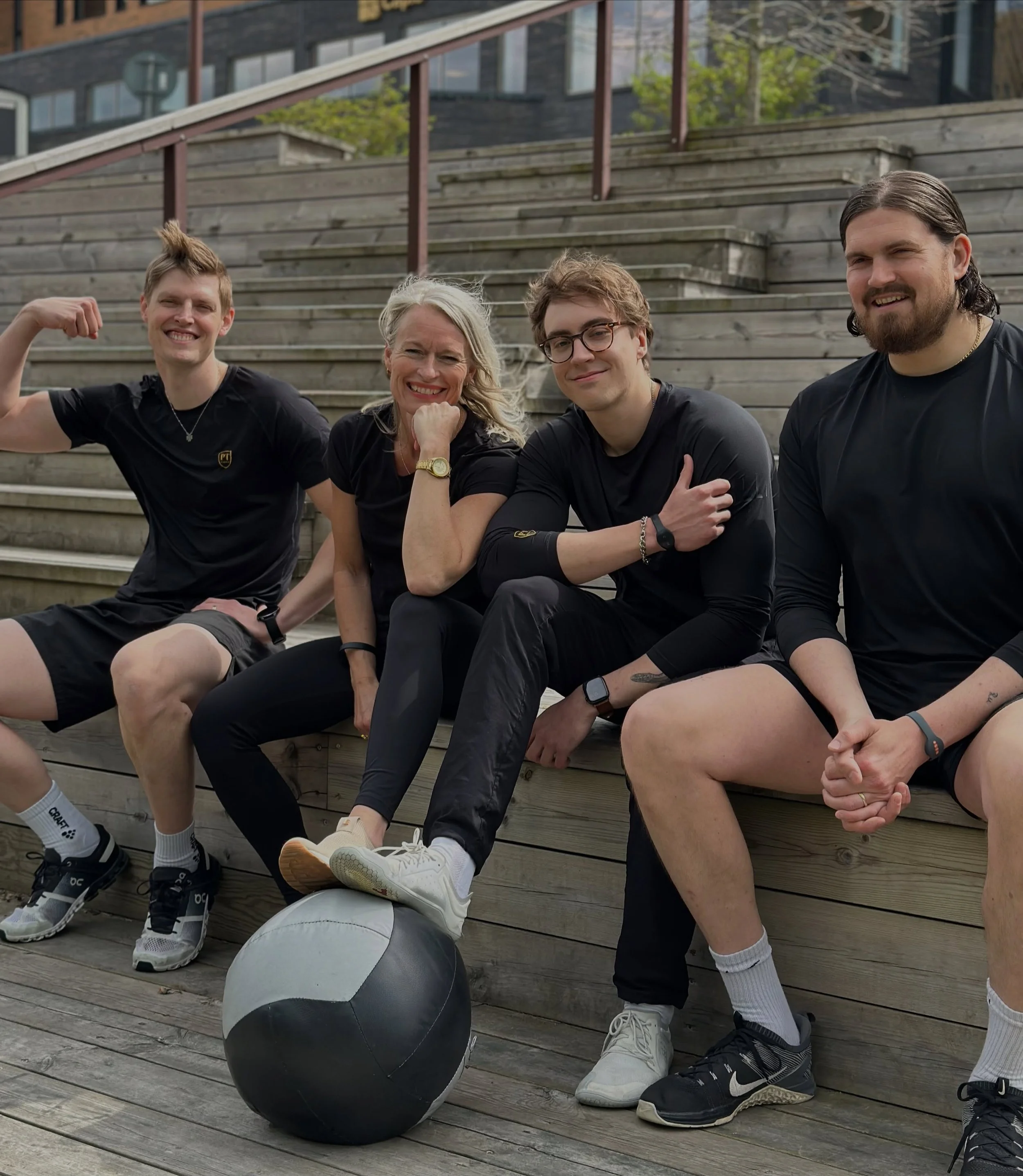 Hos oss handlar det om mer &auml;n tr&auml;ning. Det handlar om m&auml;nniskorna, m&ouml;tena och att verkligen bli sedd. H&auml;r m&ouml;ts du av energi, kunskap och m&auml;nniskor som bryr sig p&aring; riktigt. Vi tar din tr&auml;ning personligt!🫶