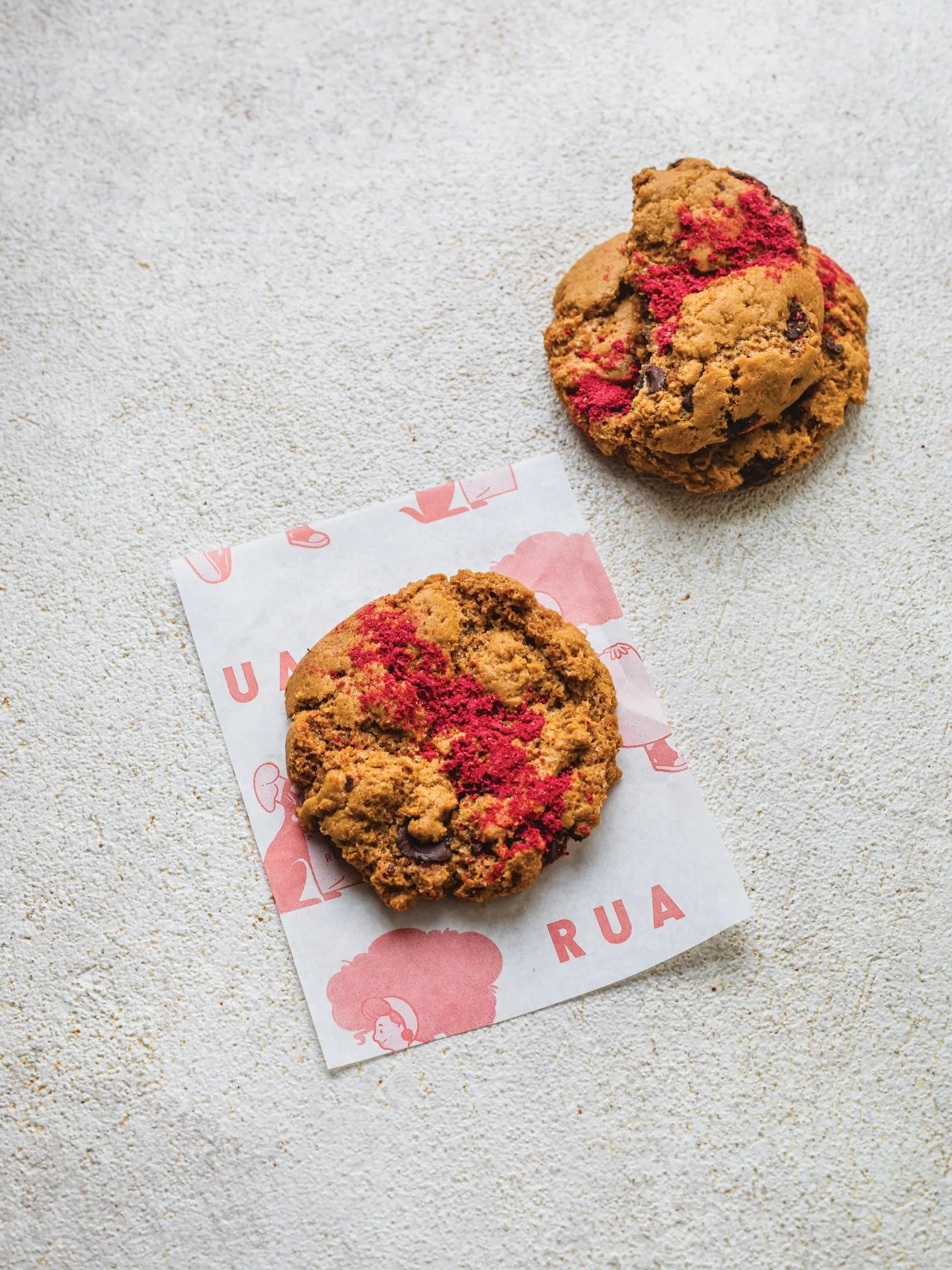 A gentle reminder to slow down this Sunday.

Put the kettle on, take five minutes for yourself and enjoy something delicious like our Vegan Raspberry Chocolate Chip Cookies 😘

#ruafood #sunday #raspberrycookie #vegancookie #nourishingsnacks
