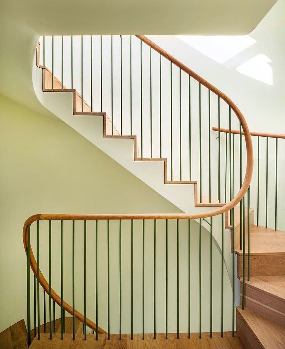 Umm yes. 

Project: @gundryducker 
📸: @andrewmeredithphoto 
.
.
.
#staircase #stairwell #staircasedesign #woodenstaircase #interiordesign #interiorstylist #neutraldecor #homedecorideas #decor #homedecor #lifestyle #designdetails #interiorarchitectur