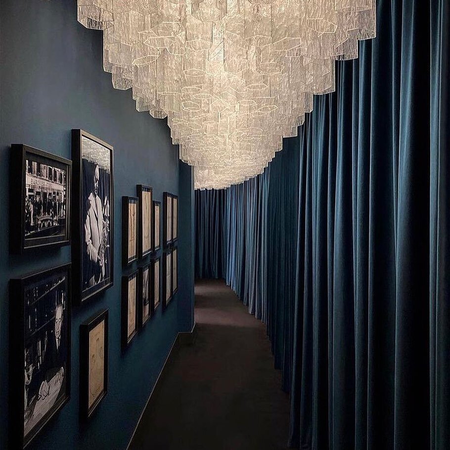 A little compilation of grand hallways.

1 - Moody Glam. @vandersandestudio @baroviertoso 
2 - Stone + Steel. @jeffreydungan 
3 - A good boy amongst arched ceilings. @jc_hoyer 
.
.
.
#hallway #hallwaydesign #moodyglam #industrialinteriors #interiorde