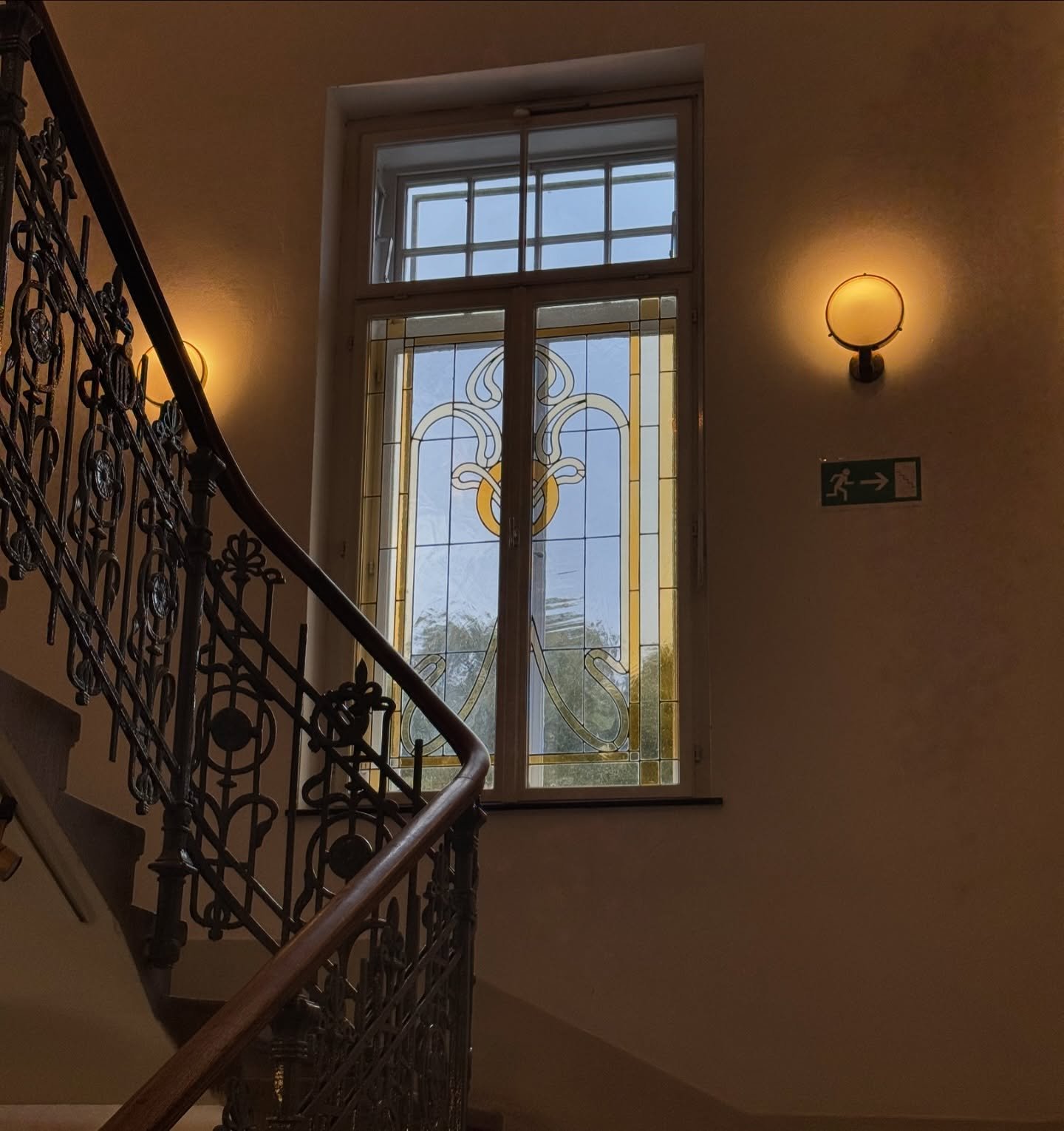 Reparatur von 2 St&uuml;ck mundgeblasenen Echtantikglas in einer sch&ouml;nen Tiffanyverglasung

#bleiverglasung #kunst #reperatur #antik #wien #glas #alt #kreativ #window #glassrepair #professional #fenster #window #art #history #beautiful