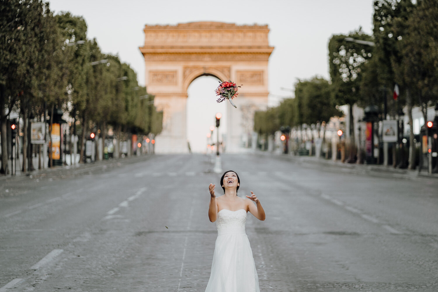Bride flower toss Arc de Triomphe  Avenue des Champs-Élysées Paris France