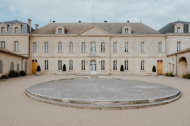 So many beautiful chateau to pick from in France. This one at Ch&acirc;teau Soutard has a huge area for entertaining outside. Witch in today&rsquo;s climate, sounds like a great idea. 😉
Stay safe and enjoy your wedding day no matter how big or small