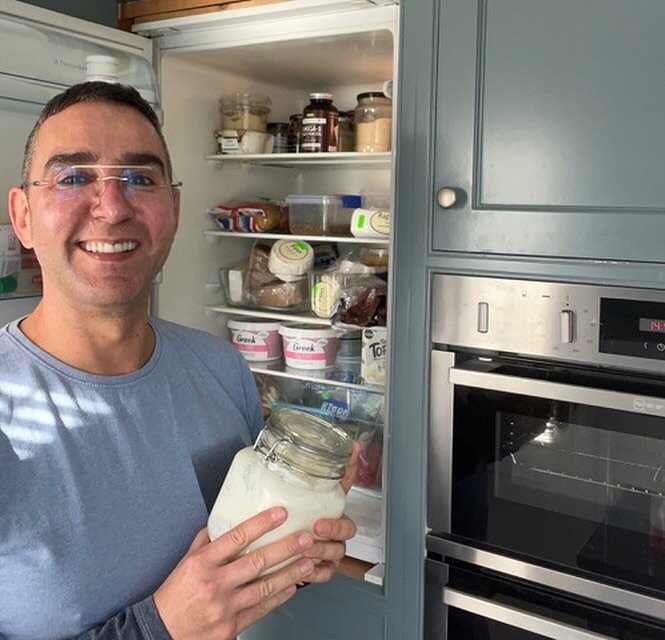 What does a 🧠brain scientist have in his fridge? @drmiguelmateas 

🧠Brain nourishing foods of course! 

From antibiotic-free fish 🐟, to berries 🫐and Jersey milk, kefir, sourdough bread, and tofu. 

In a guest post, Dr Miguel most generously shows