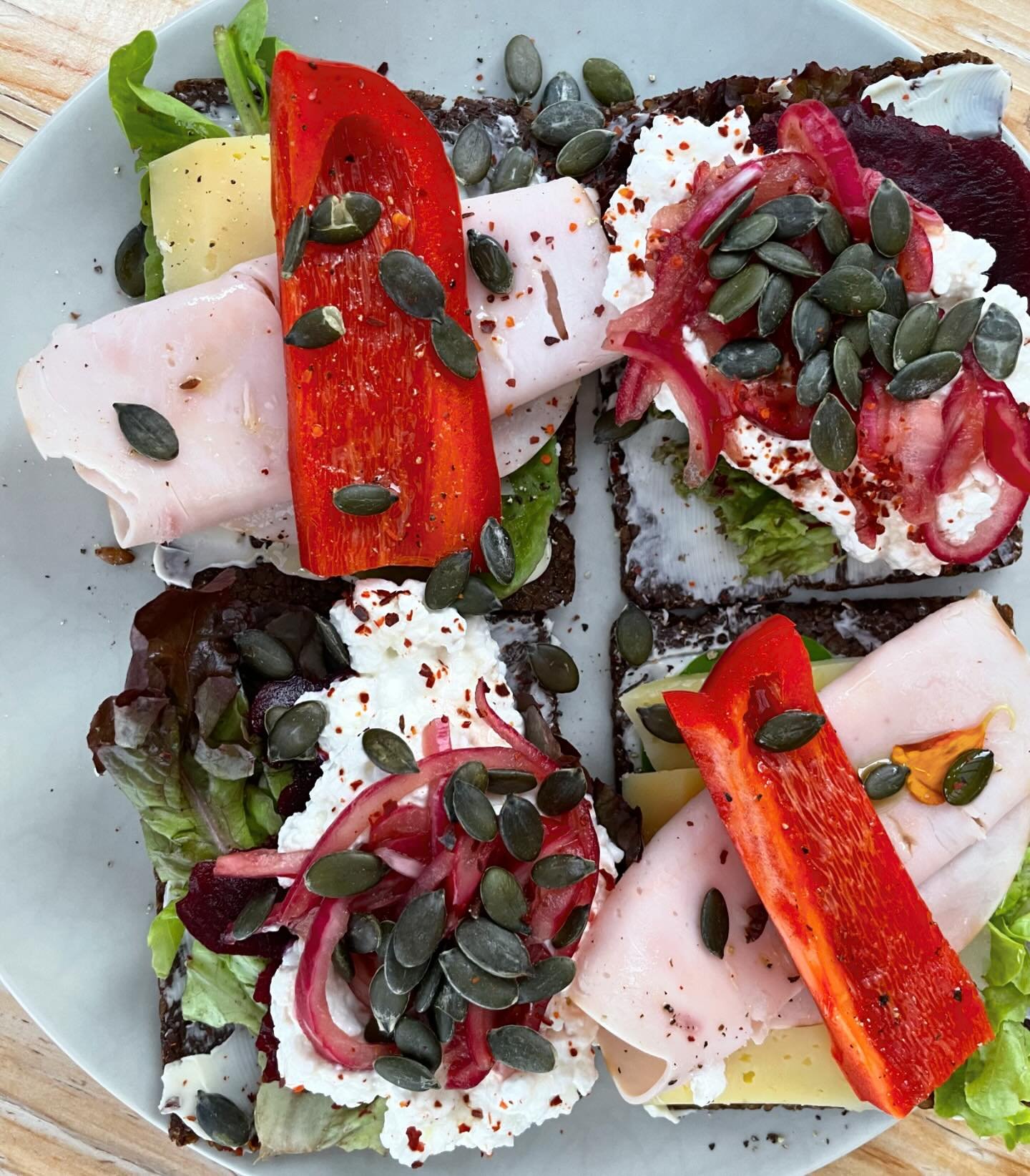 WFH and only have 5 minutes to make lunch? 
These open sandwiches (protein -rich and plant-diverse toppings) should keep you going till supper AND nourish your gut. 

See the link in bio above. 

#ibs #skinhealth #thegutmakeover #glutenfree #20gprote