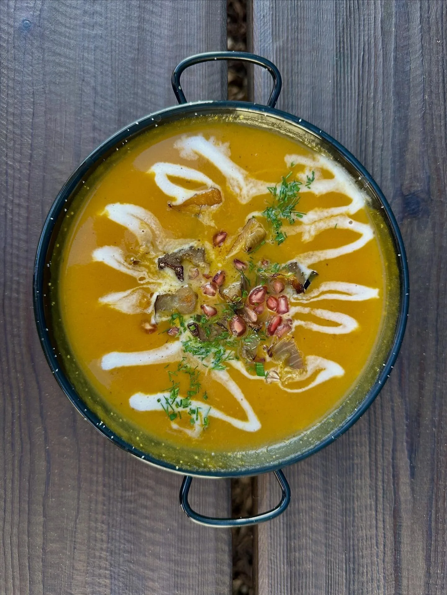 Pure sunshine: this bowl of pumpkin soup @juntos.farm this week!
It reminded me how important orange foods and their beta carotene are for the immune system as we go into winter. 
So in this week&rsquo;s Gut Makeover newsletter I&rsquo;ve done a brai