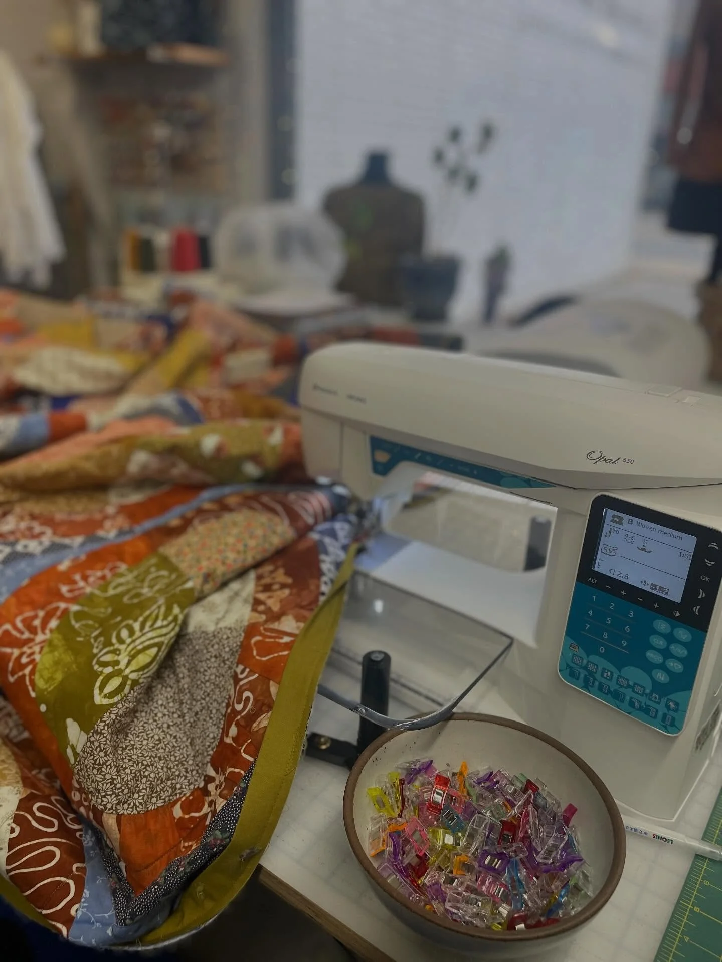 Good morning! It&rsquo;s #igquiltfest2026day3 which is SEWING MACHINES! Perfect timing because I need to finish up attaching this binding so I can get this giant quilt out of here and go back to doing regular day job (dye job lol) tasks. 

Back in Co