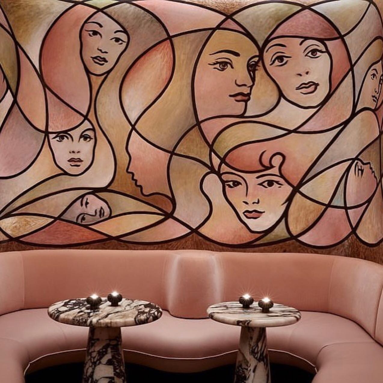 Playful and charming inspo // Eye-catching mural at @the_berkeley bar in London, painted by New York artist @tmdavy 

PC: @jamiemcgregorsmith 
.
.
.
.
.
.
#fridayvibes #inspo #muralart #ambiancecurator