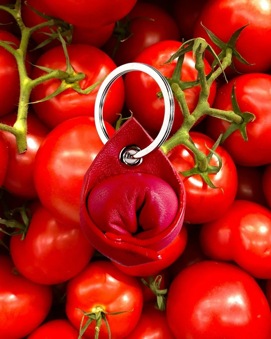 Choose your player. Personally I&rsquo;m a tomato girlie this time of year 🙋🏻&zwj;♀️🍅🍃🧈🍳

-

-

-

#melomeloleathergoods #pastacharm #bagcharm #pastakeychains #pastapasta #tomatogirlsummer #butteryellow #pastaasmr