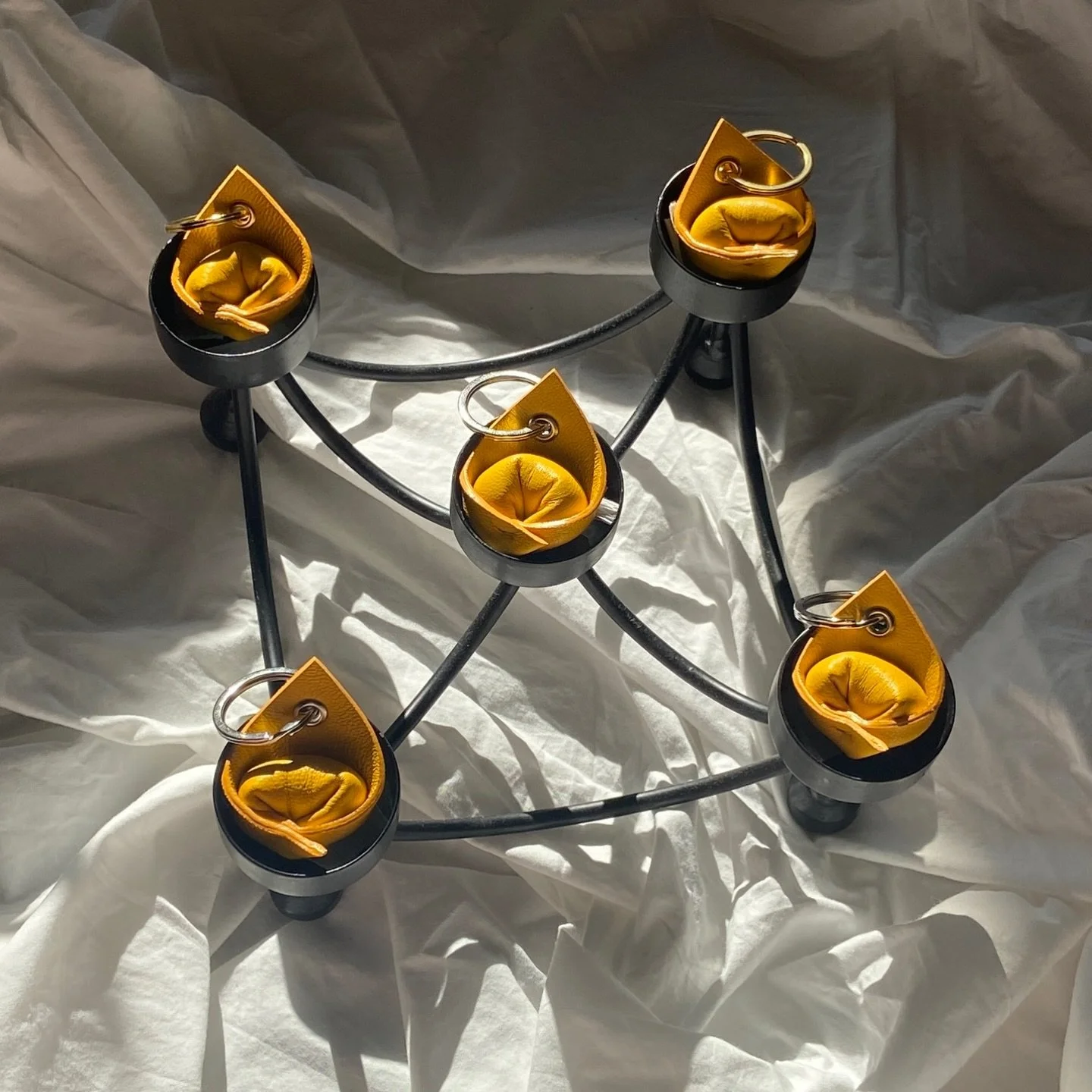 Our version of the perfect centrepiece 🕯️

#tortellini #tablescape #playwithyourfood #etsygifts #melomeloleathergoods #leathergoods