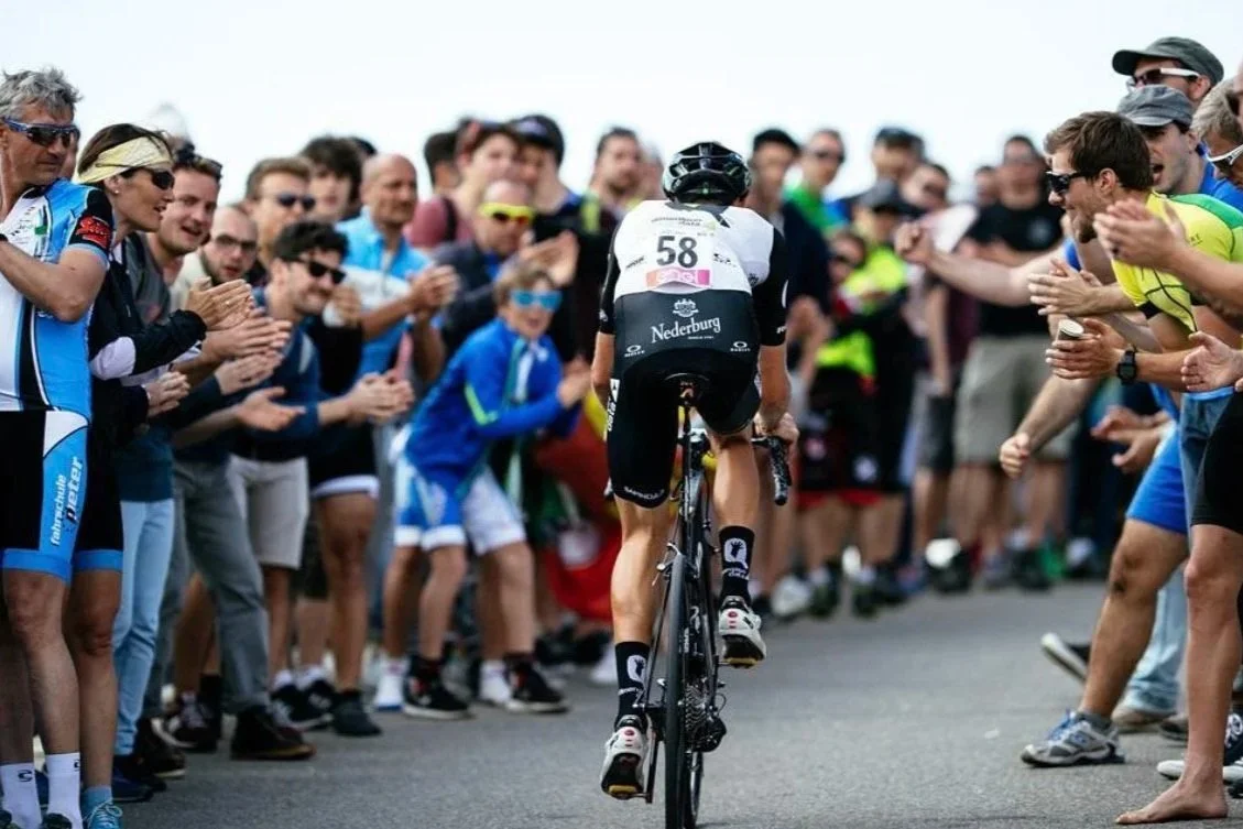 Giro 2016 climb through the crowd