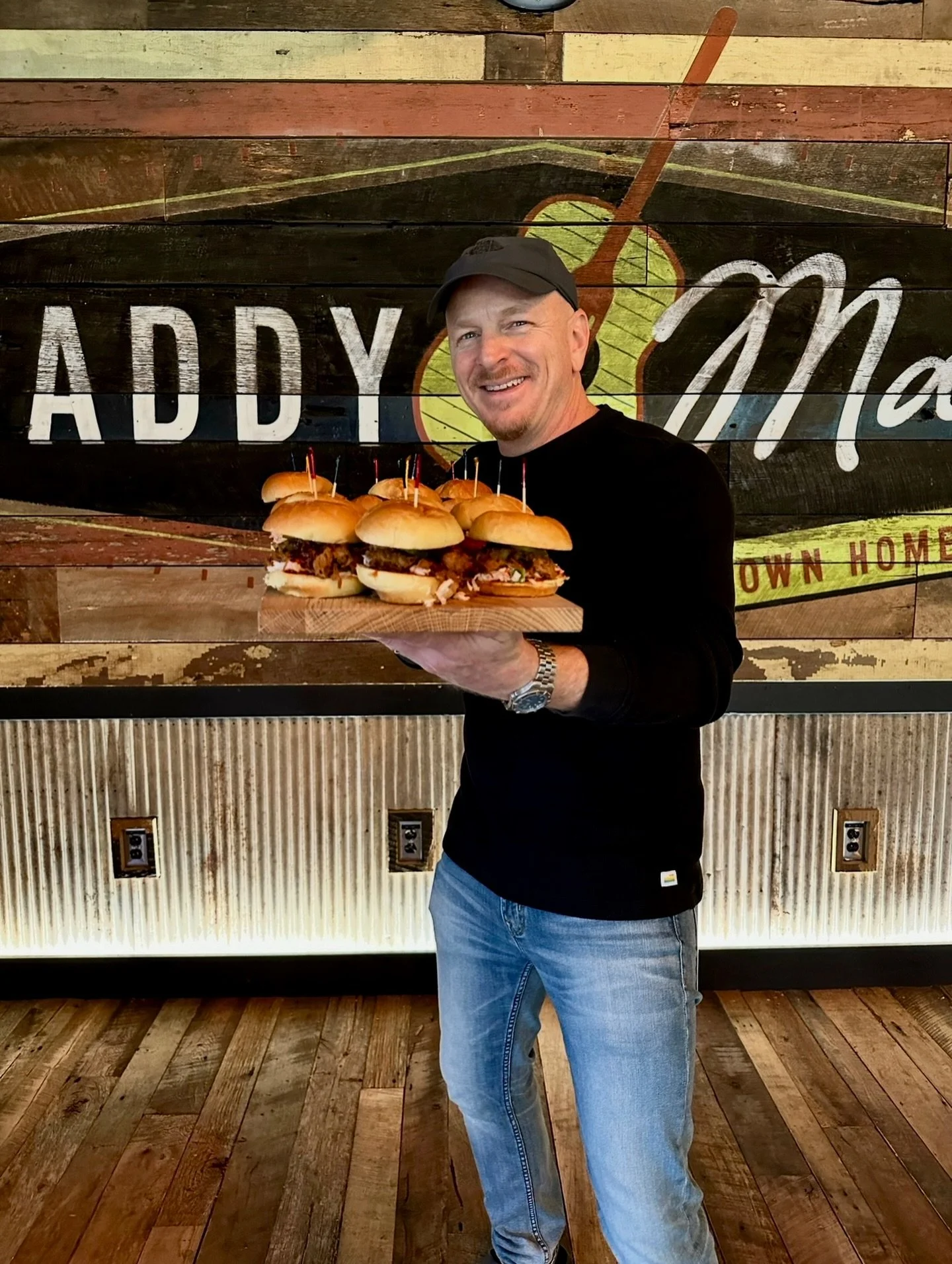 BIG NEWS 🚨
&nbsp;
We&rsquo;re bringing back Papa&rsquo;s Slider Sampler for Sunday&rsquo;s big game! 5 slider styles, 2 of each, 10 sliders total.

Pair it with Uncle Cecil&rsquo;s Wing King Board, 3 wing styles, 12 of each, 36 wings total, and you&