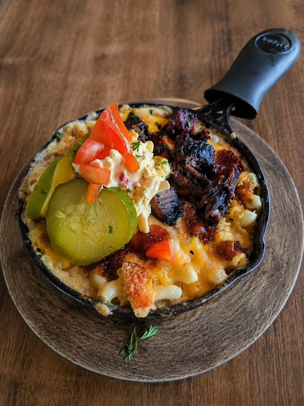 THIS is the food you want after a full day of adult beverages. Daddy Mac&rsquo;s is now serving our FULL MENU until midnight on Fridays and Saturdays!&nbsp;
&nbsp;
We&rsquo;re talking Burnt Ends Mac, wings, skillets, even salads, available until midn