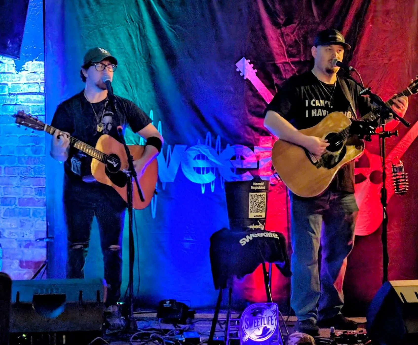 This weekend is stacked! Live music starts at 9pm. FULL food menu available until midnight. See you soon! 🤘

➡️ Tonight: Sweet Life acoustic duo 
➡️ Tomorrow: Bear Creek String Bandits bluegrass trio

Can&rsquo;t make it in? Get late night Daddy Mac