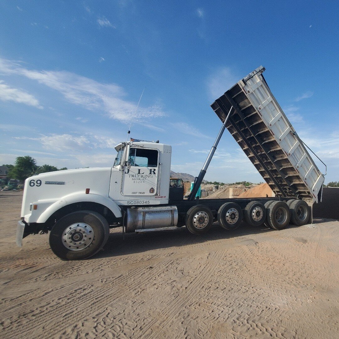 🚛
.
#truckingaround #mesatrucking #mesa #landscapingmaterial #dumptruck #blueskies #kenworth