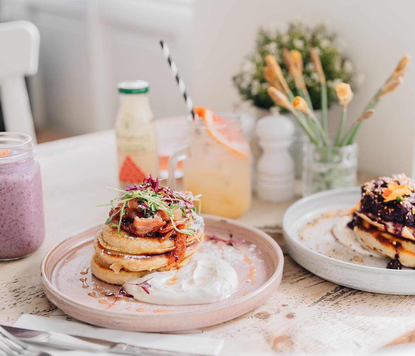 Brunch dates are stepping into spring with our fresh smoothies and vitamin tonics alongside our famous pancake stacks. The sunshine is coming and we&rsquo;re here for it 🙌🏼🌞🌸
.
.
.

#continentalbreakfast #brekkie #breakfast #breakfastideas #edibl