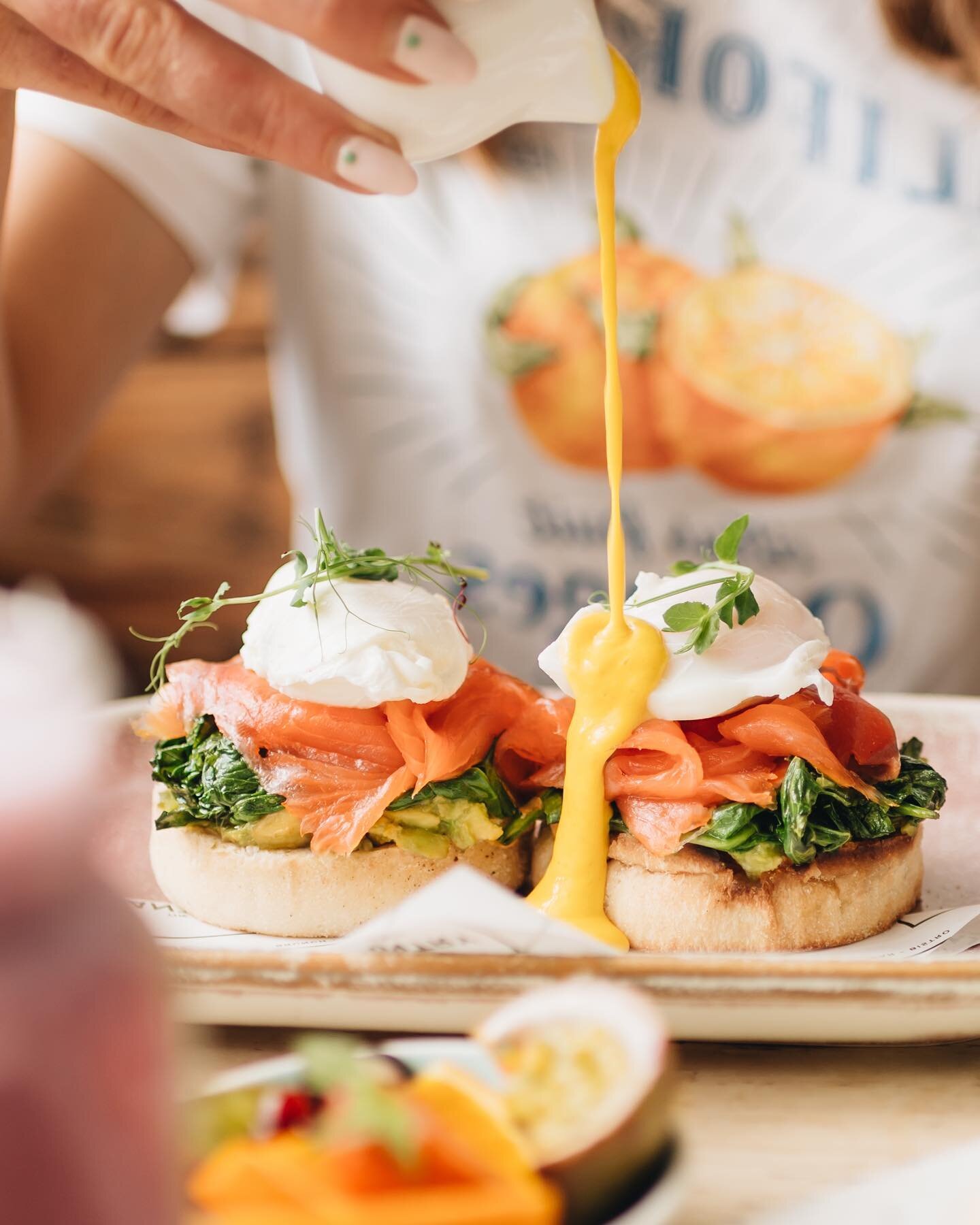 Smoked salmon, fresh hens eggs, wilted greens and avocado on @welbeckbakehouse English muffins with homemade hollandaise sauce 🍳🥑