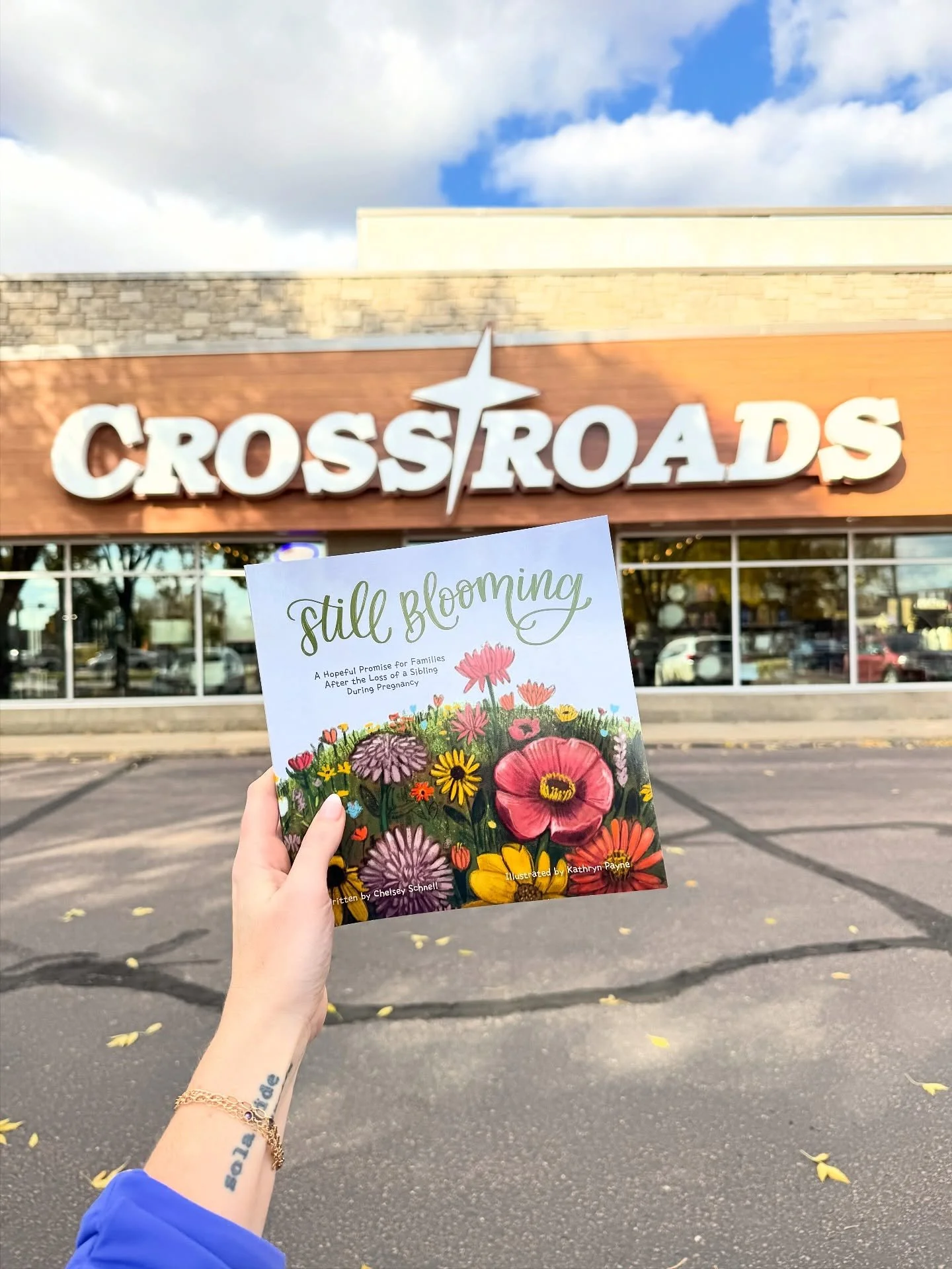 So excited and proud to share that you can now find Still Blooming in FOUR local stores around Sioux Falls! 🙌 
🌸Grab your copy from @crossroadsbook, @elegantmommy, @ohmycupcakes, @transitionsdoula, or online in our Bloom Boutique!🌸
The support o
