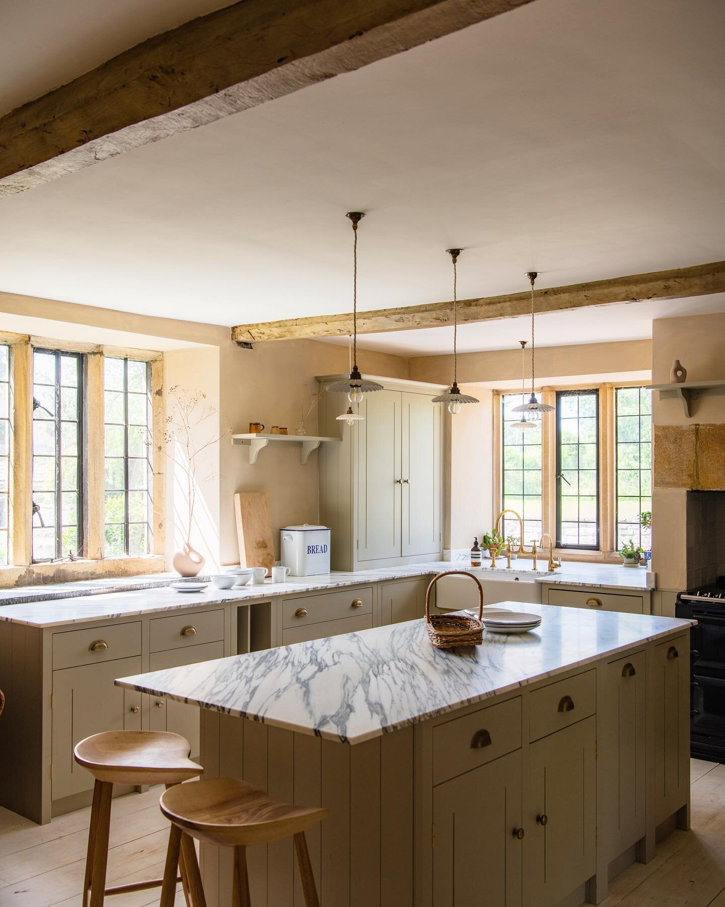 I never tire of waking up to this kitchen and so thrilled to have more followers this morning.Thank you for your support #grateful#kitchendesign#sarahsouwelldesign#manorhouse#rustickitchen