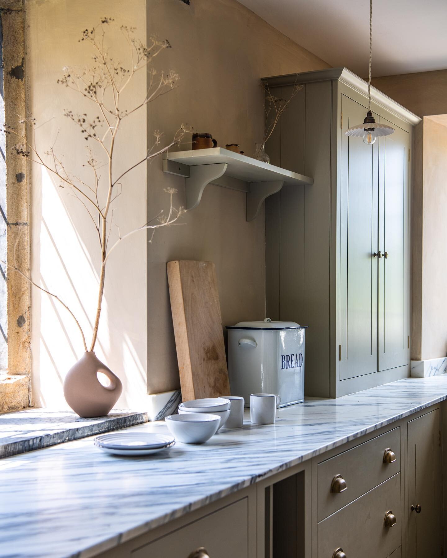 A beautiful day here, love the light streaming in onto the marble 💫

#kitchendesign#marble#manorhouse#sarahsouthwelldesign