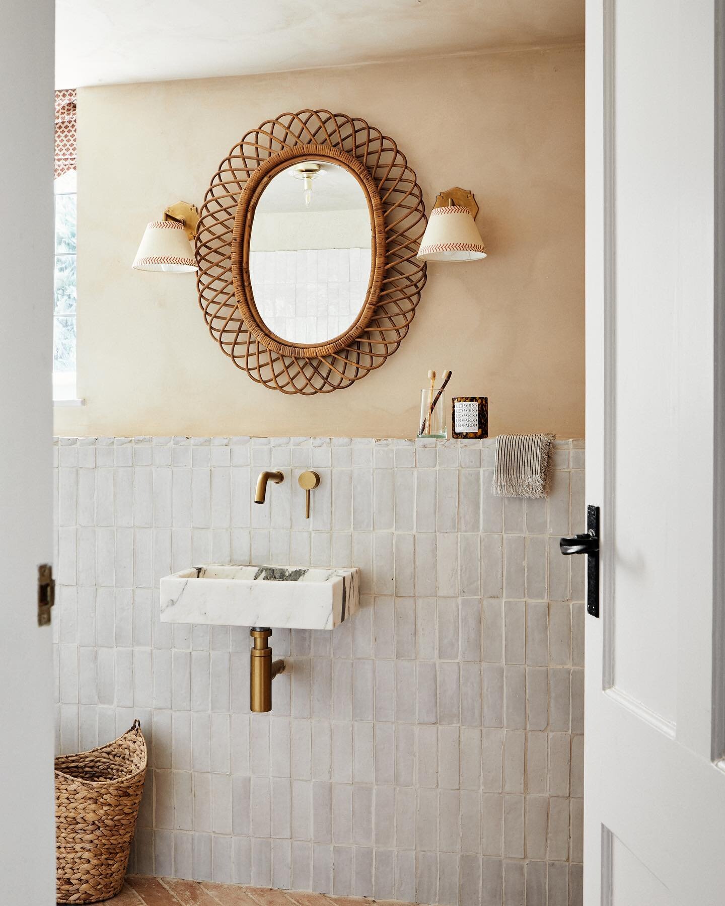 I love this bathroom and all the textures it brings together. For those of you lovely lot asking, here is the other angle of the bathroom that was recently featured in @dominomag ❤️along with the rest of this 16th century Manor House project.
Thanks 