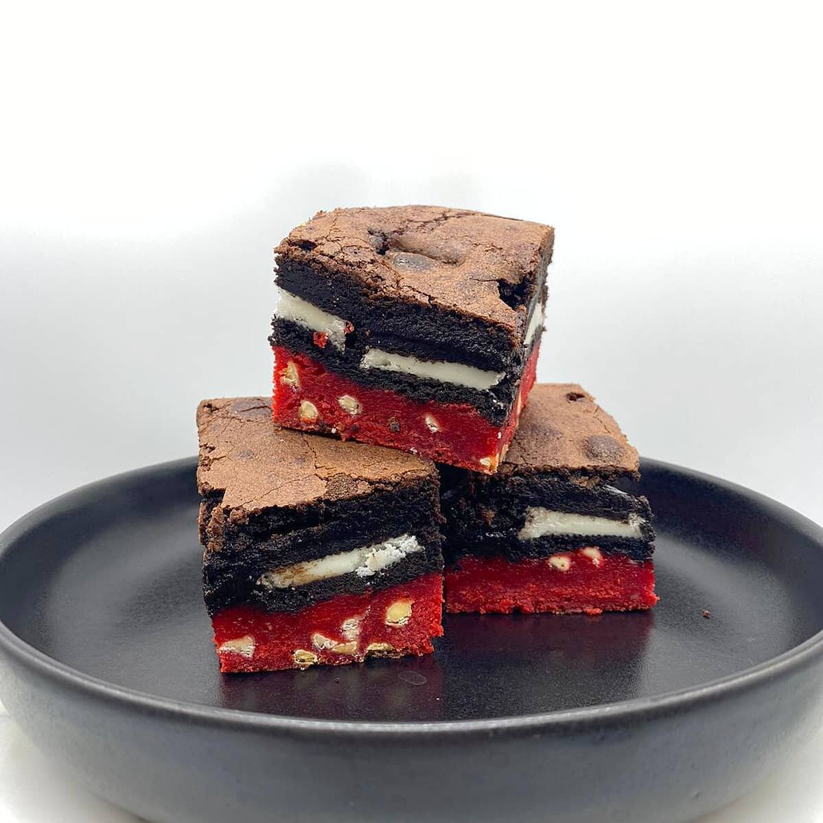 Red velvet cookie dough Oreo brownies, I think that's all of it! Blimey, these sexy brownies have it all, and bells on!
⭐Order now!⭐
Will be available for national postage soon on the website too! 🥳
.
.
#redvelvetcookies #cookiedough #sluttybrownie 