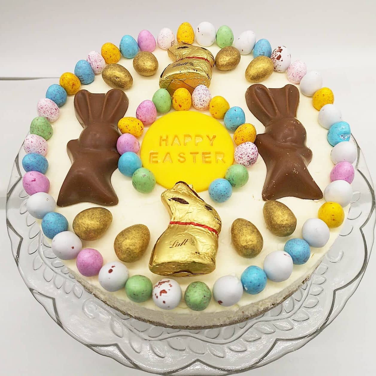 Our egg hunt cheesecake! 🥚🐣
*Available to order on our website!*
Digestive or Oreo base topped with a yummy vanilla flavour topping, and ALL of the Easter goodies! Eggscellent! 😆
.
.
#easter #eastercakes #easterpresent #easterbunny #easterbaking #