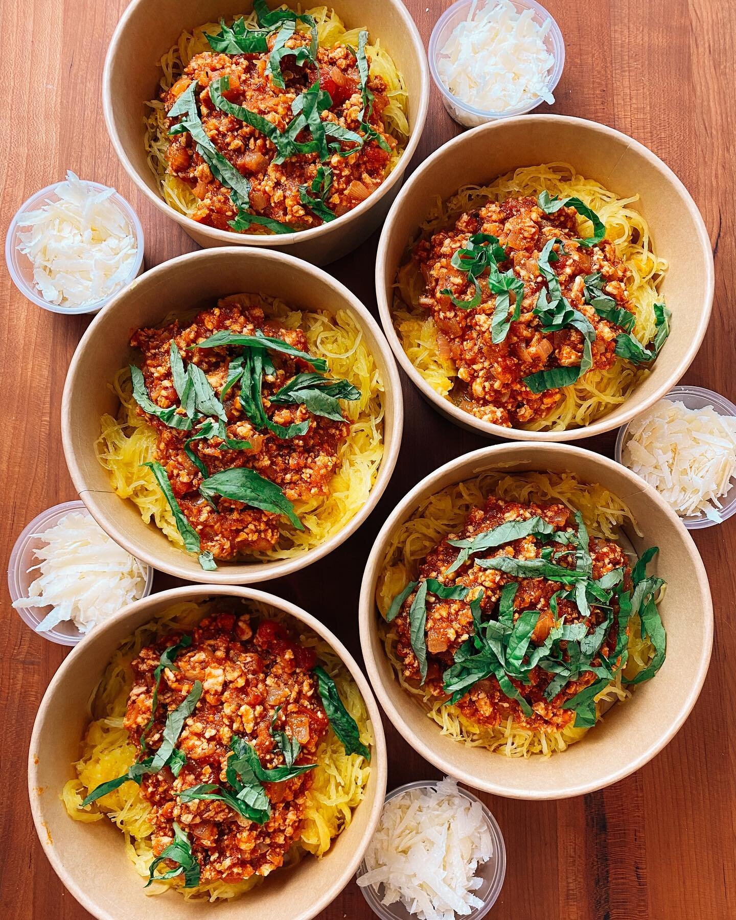 Today&rsquo;s dish: Ground Turkey Tomato Sauce over Spaghetti Squash w. Fresh Basil &amp; Parmesan 🌿

This dish is so comforting, nutritious and filling. Spaghetti squash is a great alternative if you&rsquo;re gluten free and really soaks up the fla