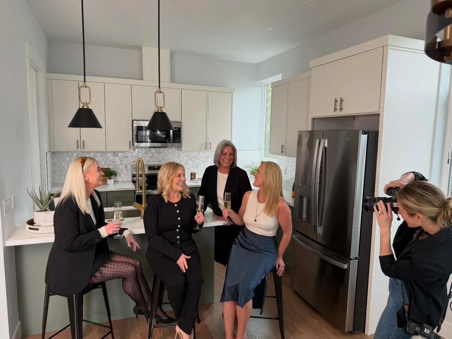A little behind-the-scenes moment from our shoot ✨
Stay tuned&hellip; this one&rsquo;s worth the wait!
#nwret #northwestrealeatateteam @laura.lynn.compass #davidspalding @focused_media_collective