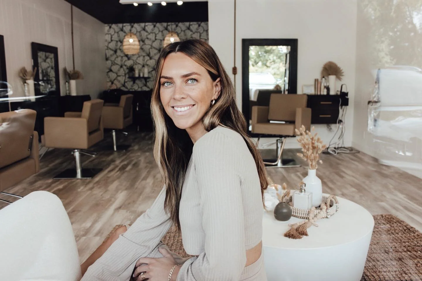 Meet Kayla! Owner of Isla Mane 
.
.
Kayla is a Nashville native and has been in the hair game for 8 years. She specializes in Lived in Hair color, blondes, and Handtied extensions. Her goal is to give you the hair of your dreams while also feeling co