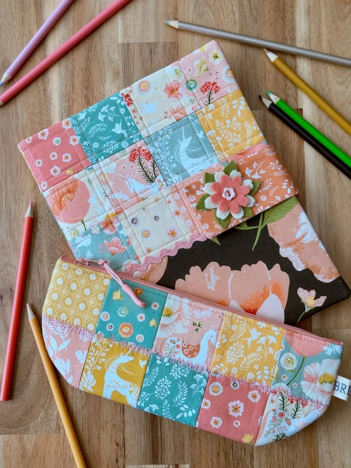 Absolutely adore this journal jacket and pencil bag sewn by @brdgirl with my Unicorn Dreams fabric - sooo cute! 🌈💕 These are two things I use every day, so I&rsquo;m a huge fan of making them beautiful! 🦄
.
See more from @brdgirl 🌸
.
More Unicorn