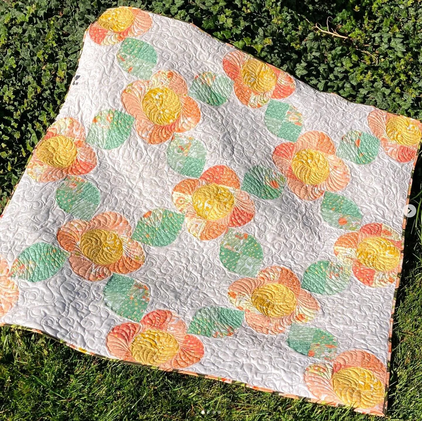 Incredible detailing on this Daisy Chain quilt by @happyquiltingmc - Wow!! Swipe to see close-up. It’s the perfect quilt design to showcase Unicorn Dreams beautifully ๐๐ฆ
.
Reposted from @poppiecotton ๐ธ:
.
This dreamy quilt, Daisy Chain, is a