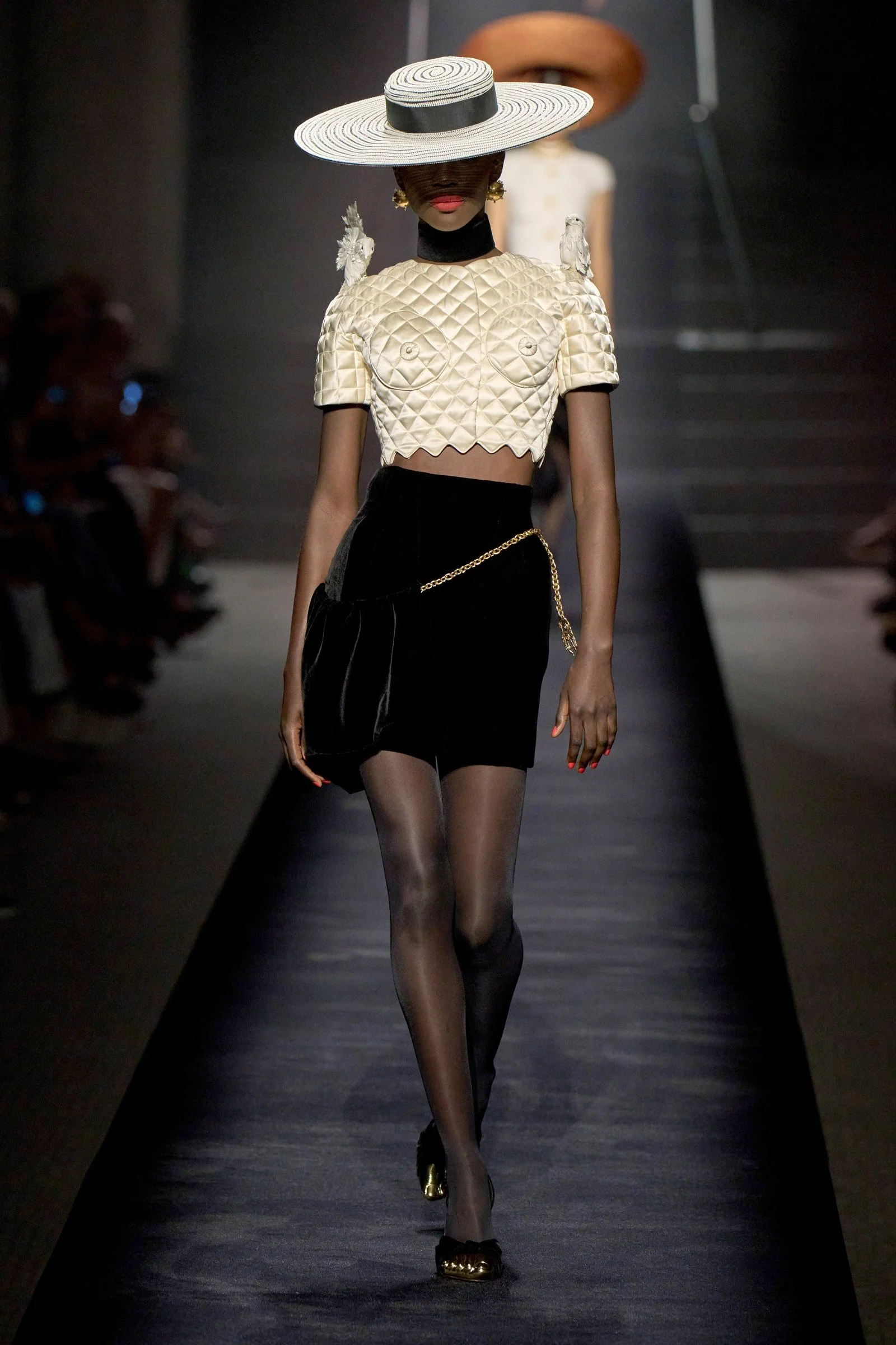00004-schiaparelli-fall-2022-couture-credit-gorunway.jpg