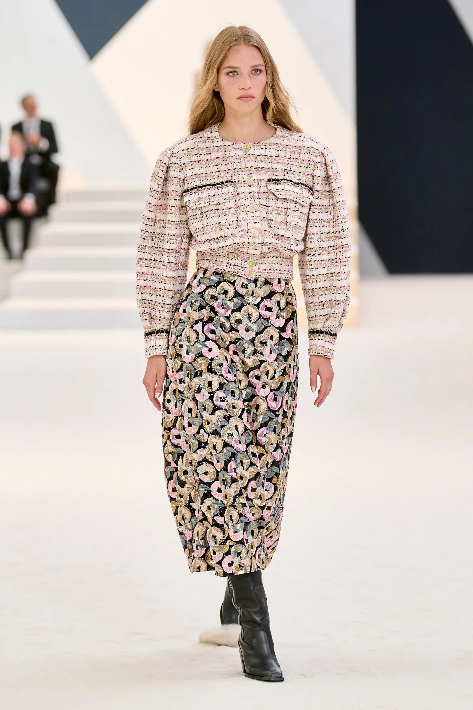 00017-chanel-fall-2022-couture-credit-gorunway.jpg