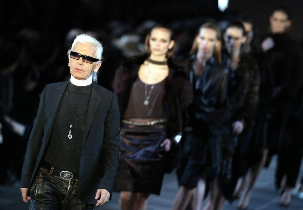 Karl lagerfeld коллекция. Karl lagerfeld дизайнер. Karl lagerfeld коллекция. Лагерфельд и шанель. Karl lagerfeld коллекция.