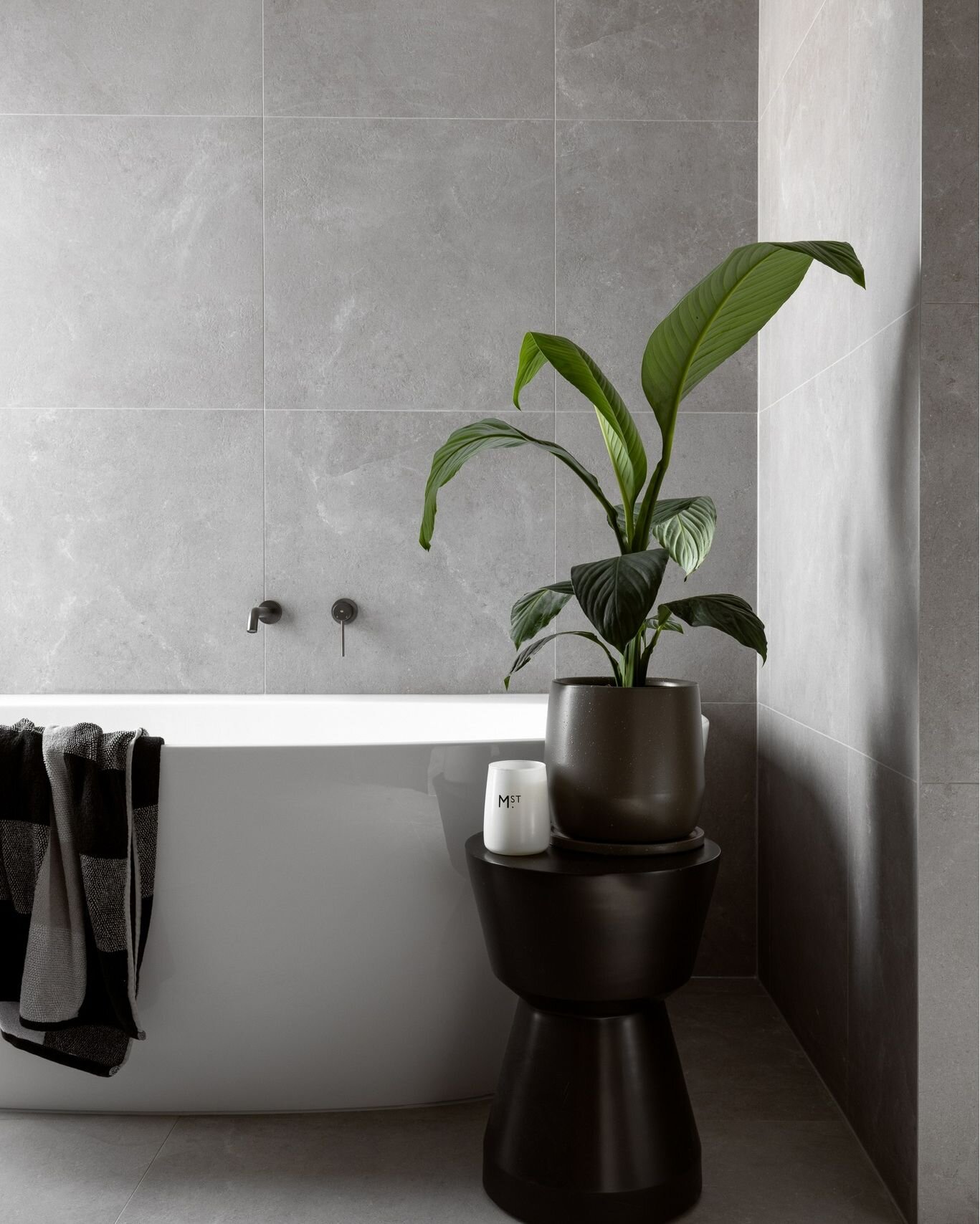 Escape to the Blanc Residence's serene bathroom retreat. Free-standing bath and dark hues offer a moody yet serene environment to create a truly rejuvenating experience. 

Build Construct Melbourne
Architect @muscollective
Photography @elisescott.stu