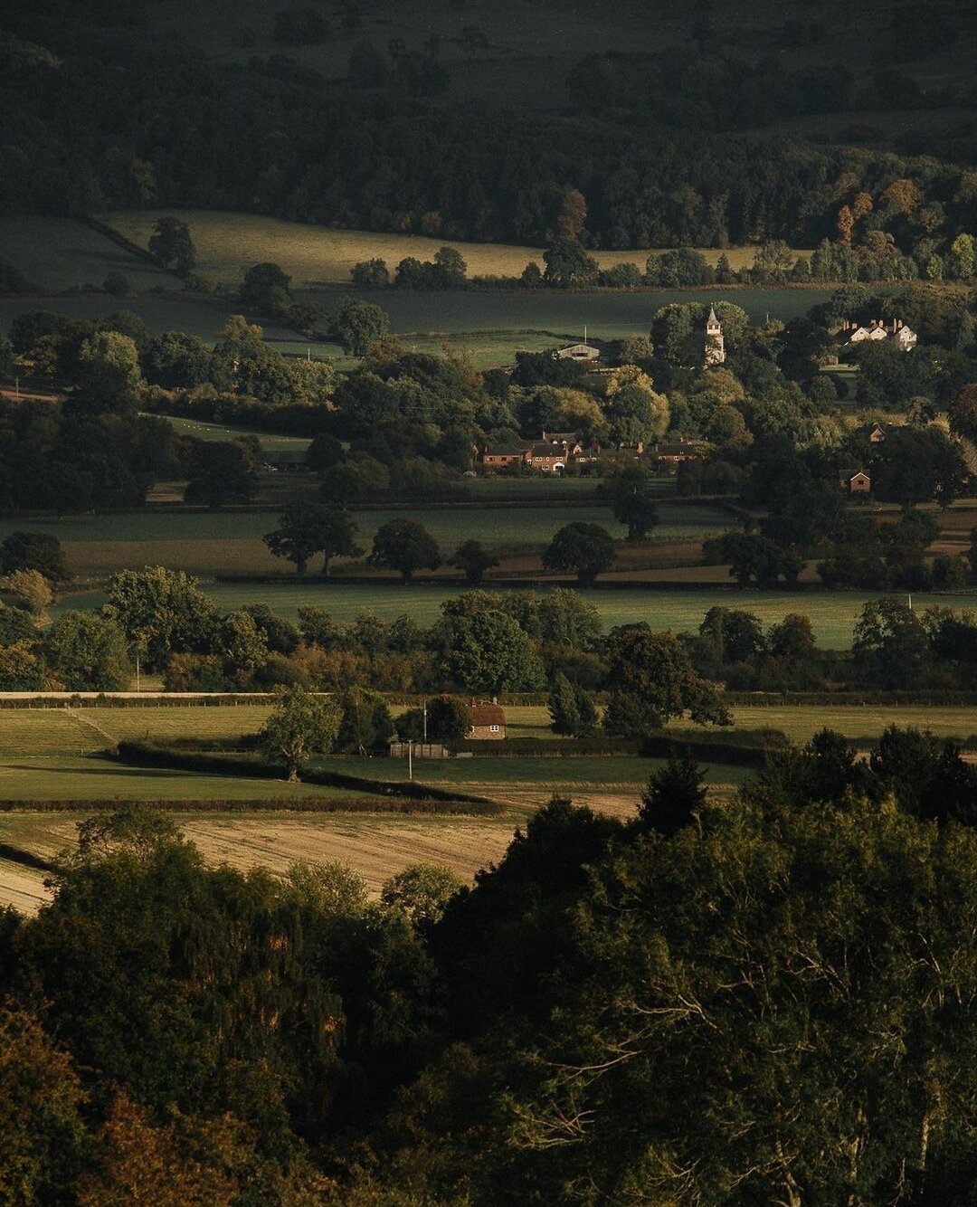 Autumn at Downton 🍂⁠
⁠
📷️ @thesecountryroads