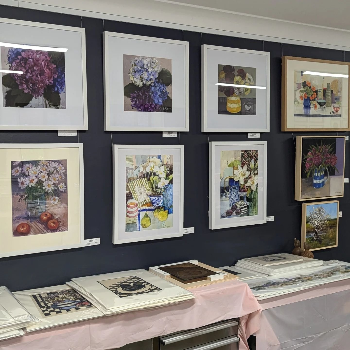 The studio has had a re-set, re-hang and we are ready for another super weekend on the Southern Highlands Art Trail.  Open again from 10am tomorrow, drop in and say hi, have a glass of Prosecco and find a fabulous and unique artwork, Christmas gift o