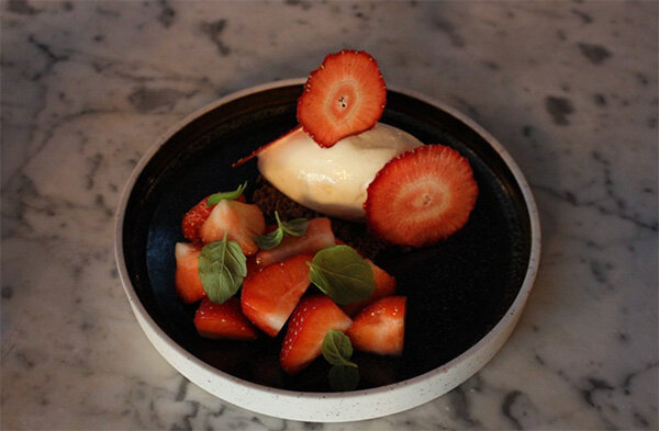 En enkel dessert med jordbær fra Toten