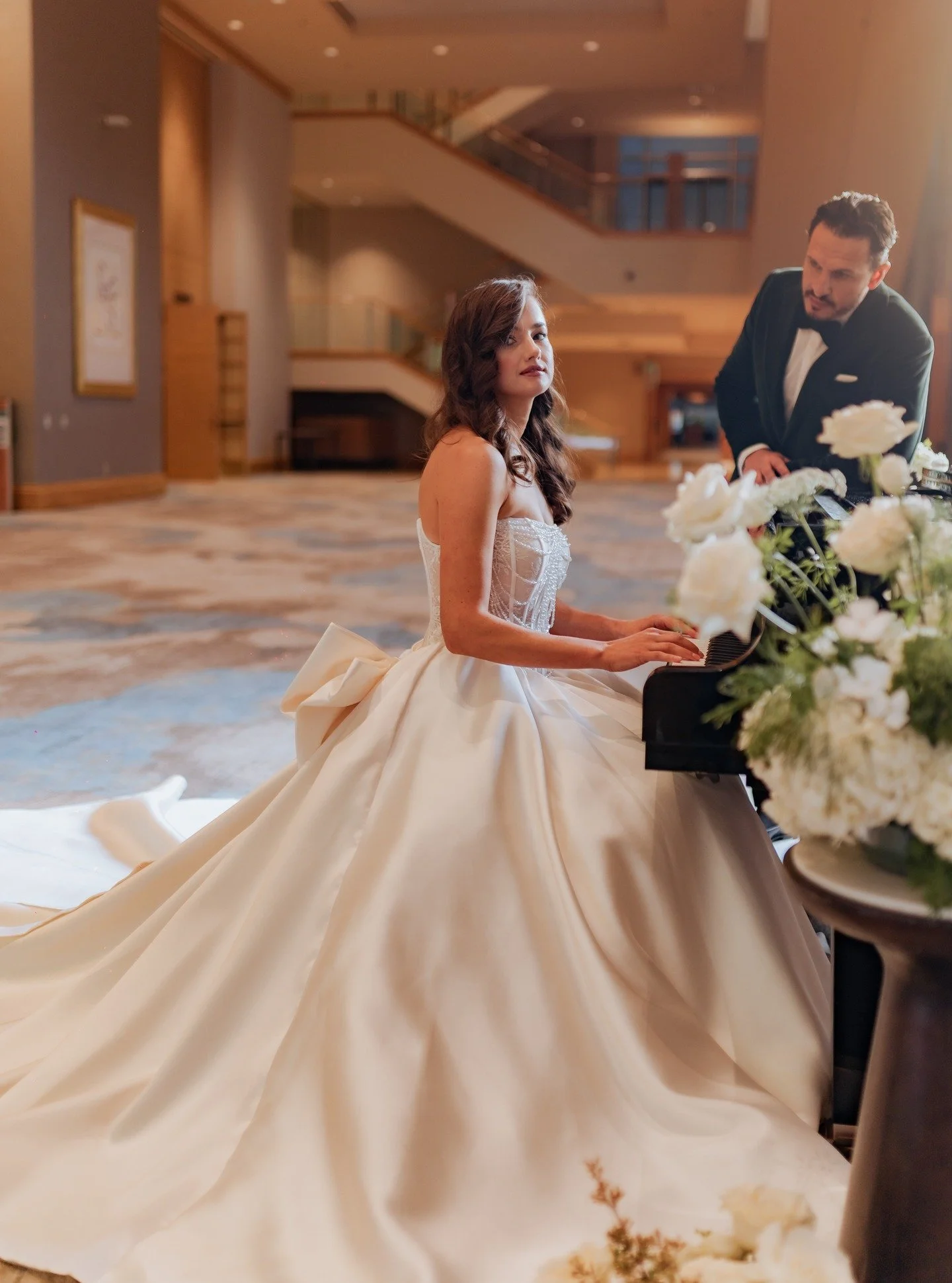 Closing out our @swankweddingshow editorial. We stripped back the noise to focus on what matters: connection, style, and the drama of the moment. Featuring the stunning interiors of The Westin Bayshore and a palette of sophisticated neutrals, this is