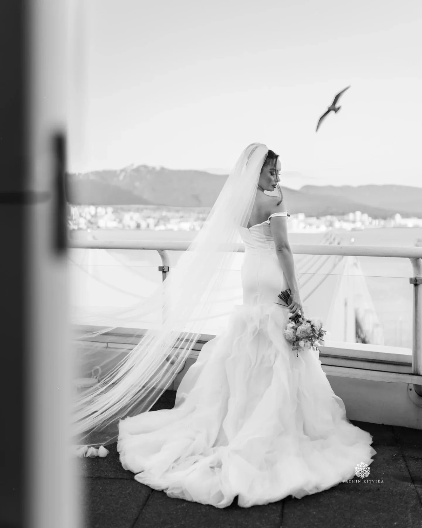 Owning the space.
Modern Bridal Styling at the @panpacificvancouver 
Grateful to the incredible team that made this happen!

Creative Team:
Florals: @bloomscape_botanics
Photography: @sachinritvika
Venue: @panpacificVancouver
Hair &amp; MUA: @mobilev