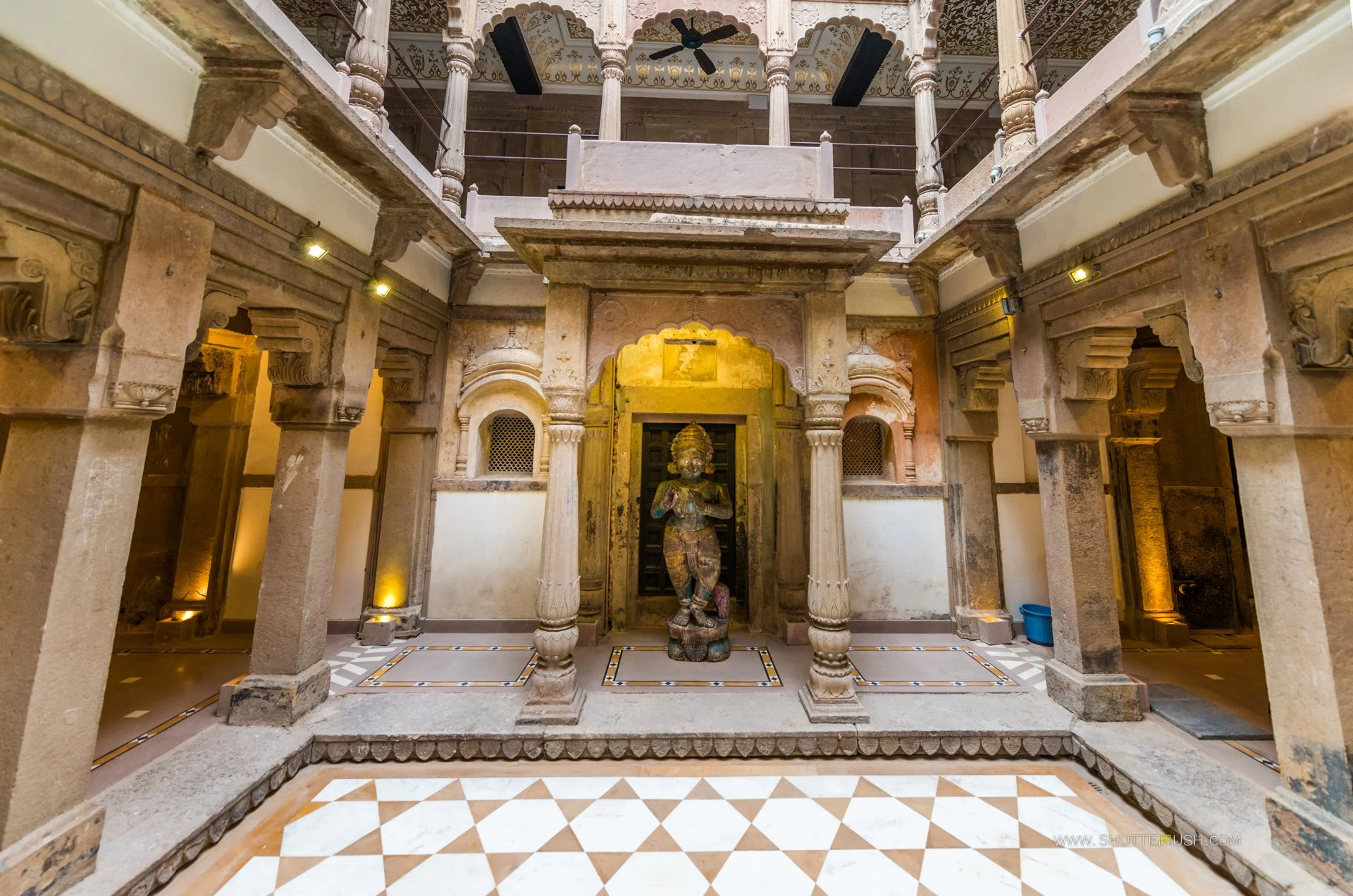 ArchitectureArt_Interiors_05_BenarasPalace