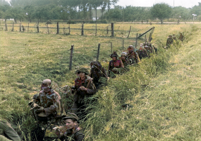 soldats allemands - Page 2 German+troops+near+Arnhem+BUNDESARCHIV