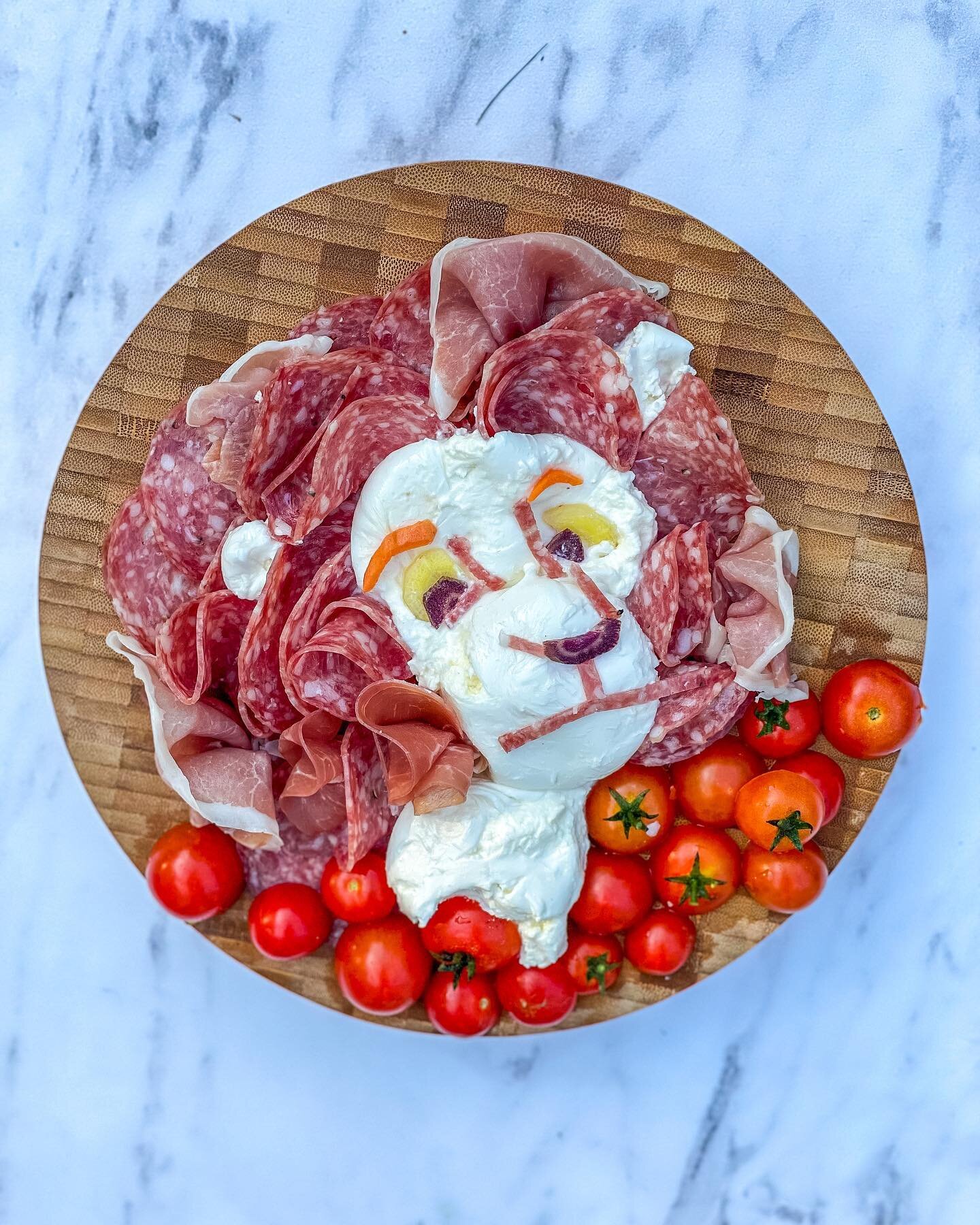 hakuna burrata ⁣
what a wonderful graze

my three college roommates/soulmates are the ones responsible for a lot of puns you find on this page. 

so, when one of them asked yesterday if I had ever considered making a &ldquo;hakuna burrata&rdquo; boar